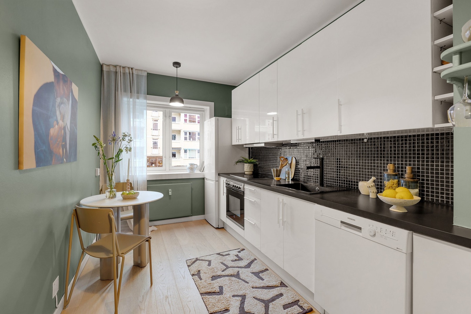 Separat kjøkken med grønnmalte vegger som gir rommet karakter og særpreg. Galleribilde