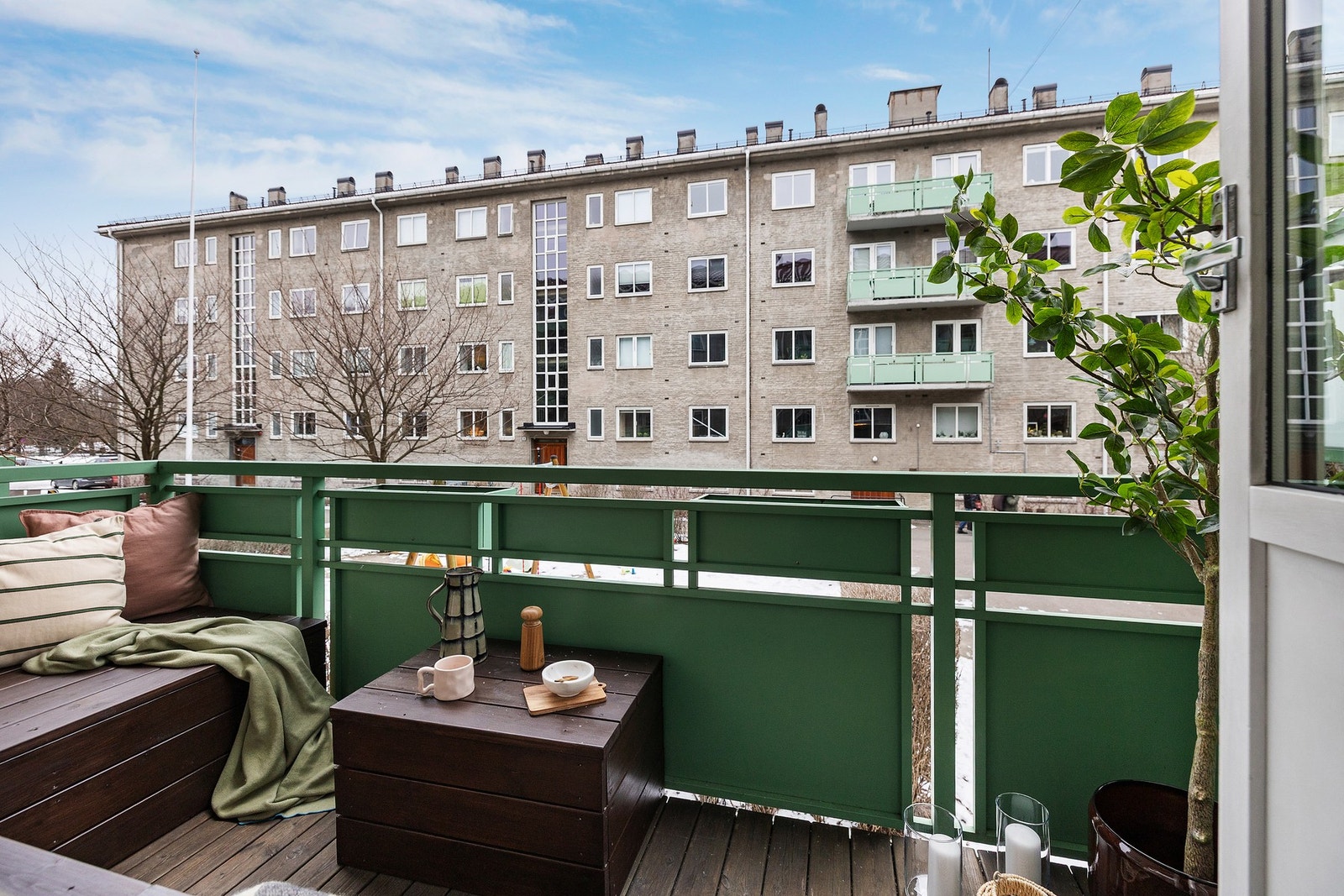 Herlig vestvendt balkong på ca. 5 kvm med adkomst fra stuen - en naturlig forlengelse av oppholdsrommet. Galleribilde