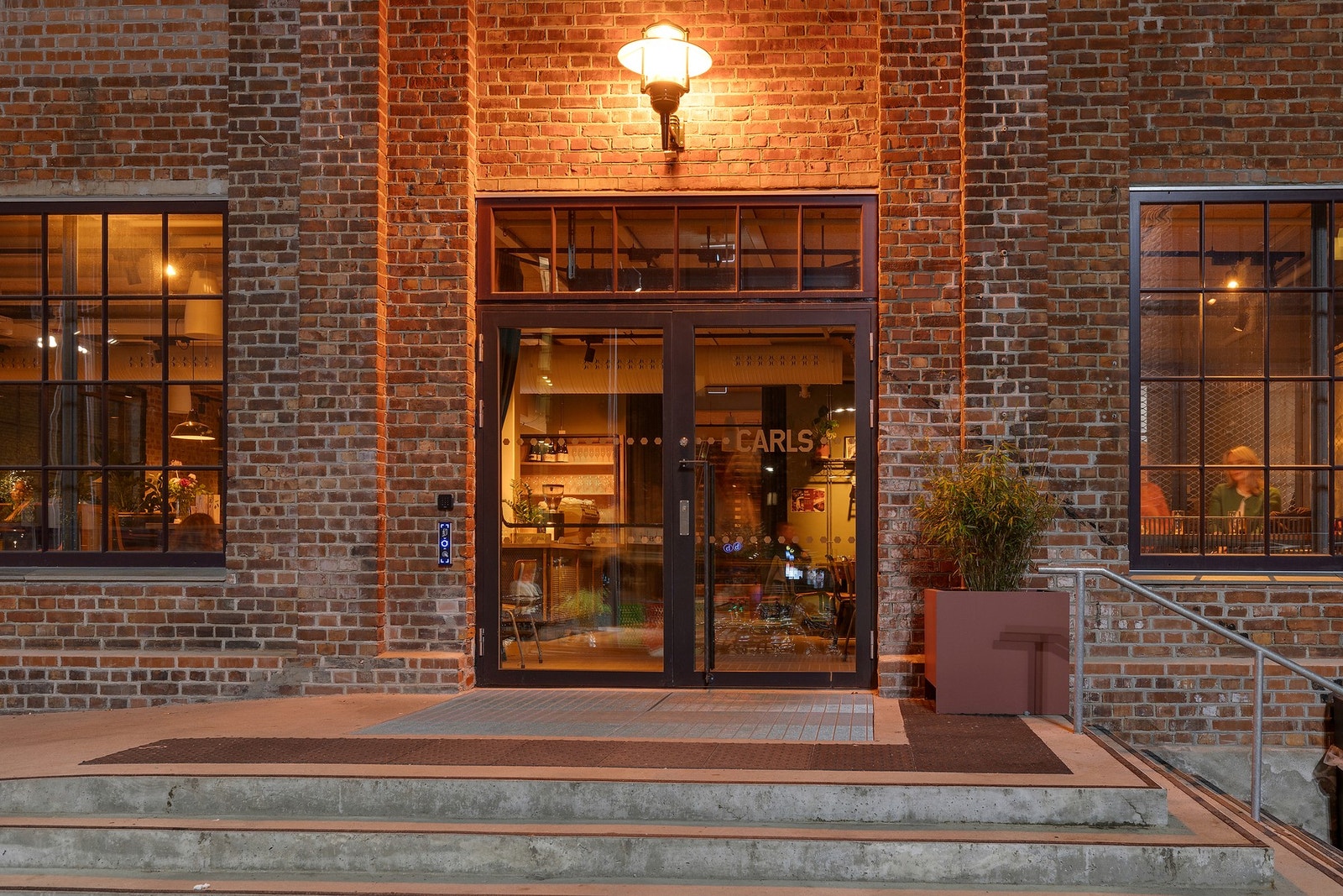 Carls har blitt den nye storstuen i området, med kafé, restaurant, vinbar, uteservering og store skjermer for sportsvisninger. Galleribilde