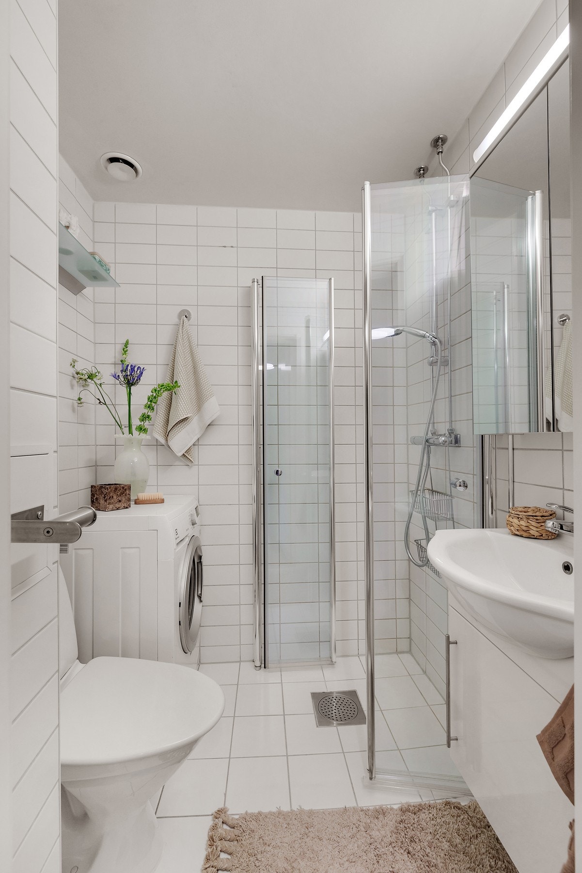 Badet er pusset opp i 2005 i regi av borettslaget og har flislagte overflater. Varmekabler i gulv gir god komfort. Galleribilde