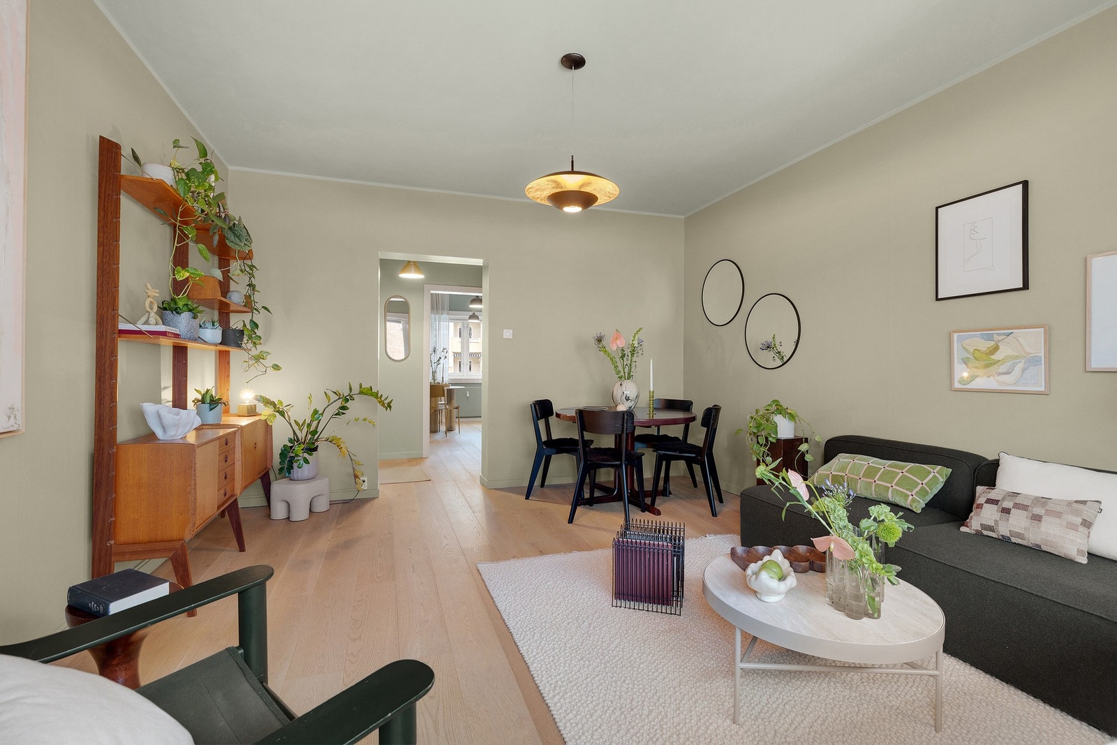 Himlingshøyde på ca. 2,63 meter i stuen bidrar til en ekstra god romfølelse. Galleribilde