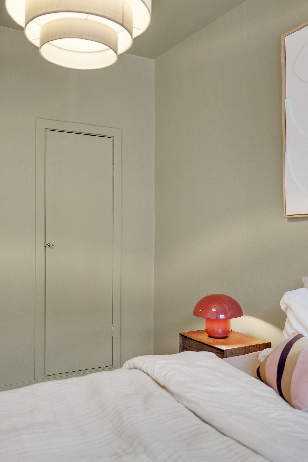 Det er også plassbygget garderobeskap, som gir rikelig med oppbevaringsplass. Galleribilde