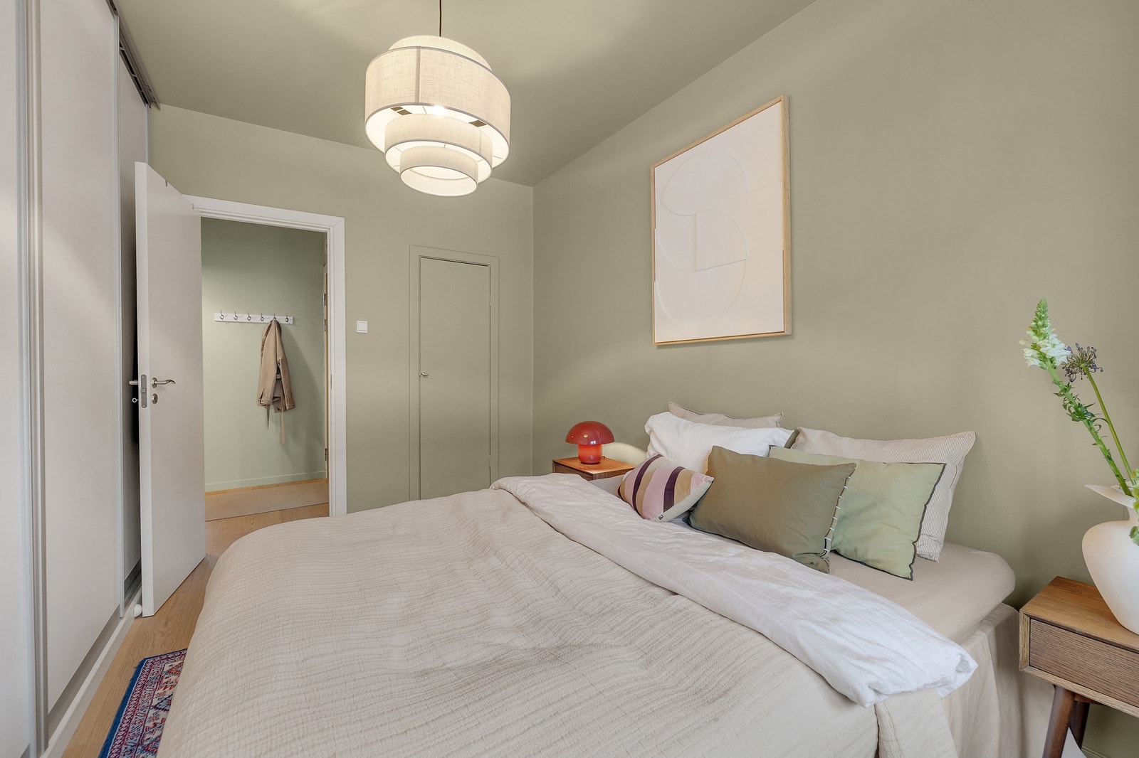 Rommet har skyvedørsgarderobe med glatte fronter. Galleribilde