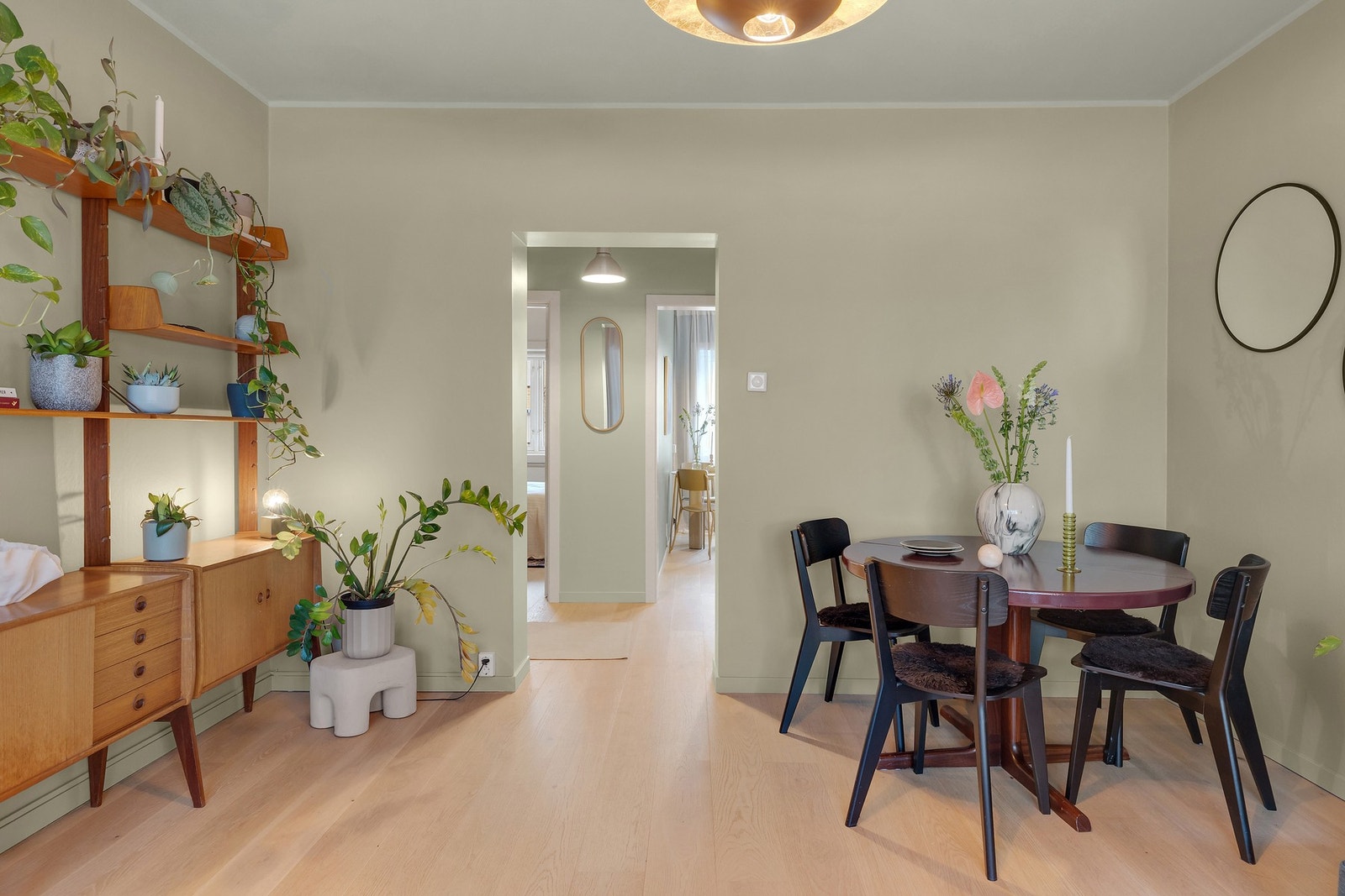 Romslig stue med god plass til sofagruppe med tilhørende møblement samt spisebord. Galleribilde