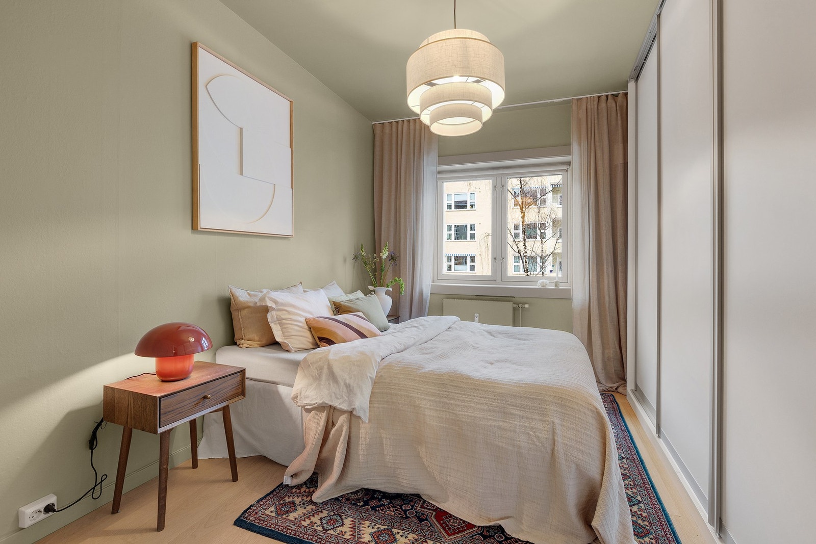 Stort og rolig soverom med god plass til dobbeltseng og nattbord på begge sider. Galleribilde