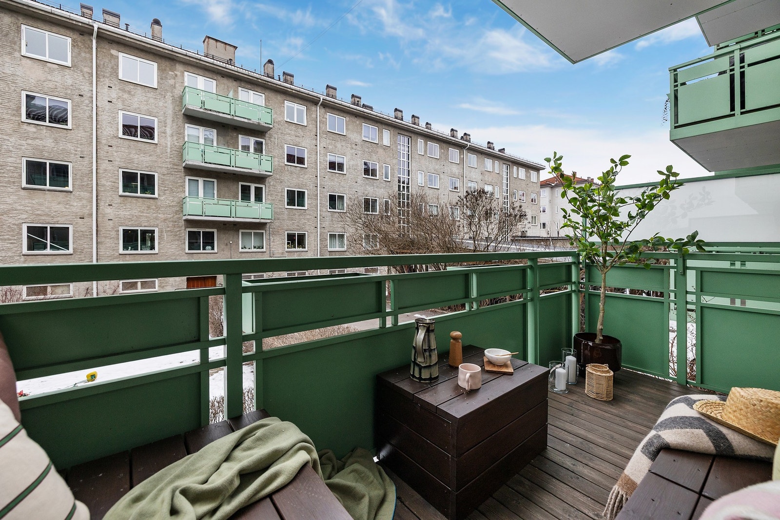 Det er god plass til utemøblement og blomsterkasser. Et perfekt sted for morgenkaffe, avslapning og rolige kvelder. Galleribilde