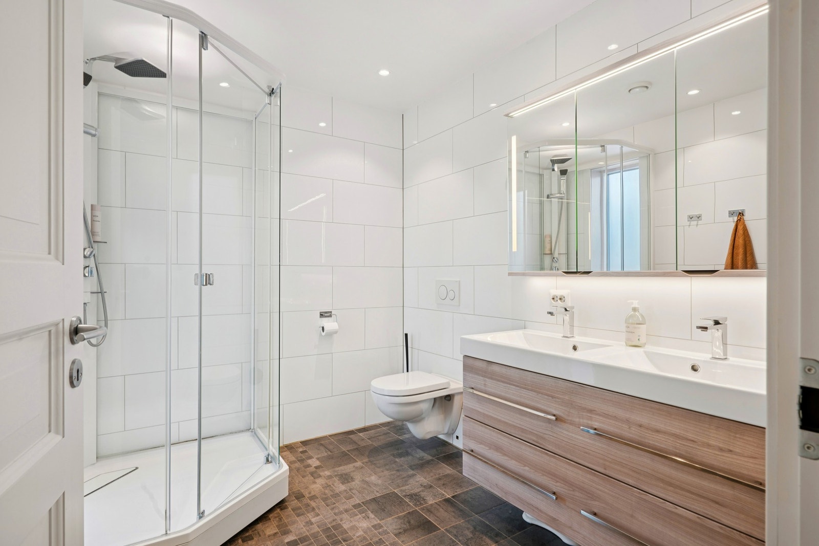 Helfliset bad i elegant utførelse, direkte adkomst fra hovedsoverommet Galleribilde