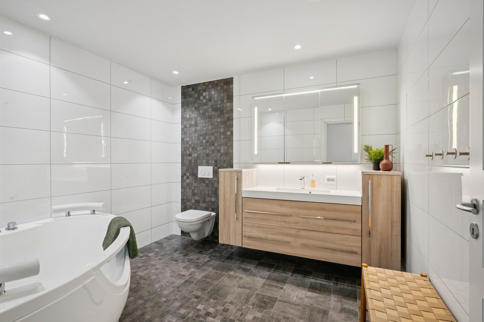 Helfliset bad i 2. etasje med badekar Galleribilde