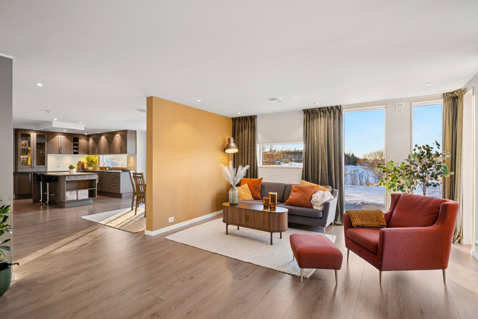 Gjennomgående for denne boligen er særs romslige oppholdsrom i duse farger med gode møbleringsmuligheter Galleribilde