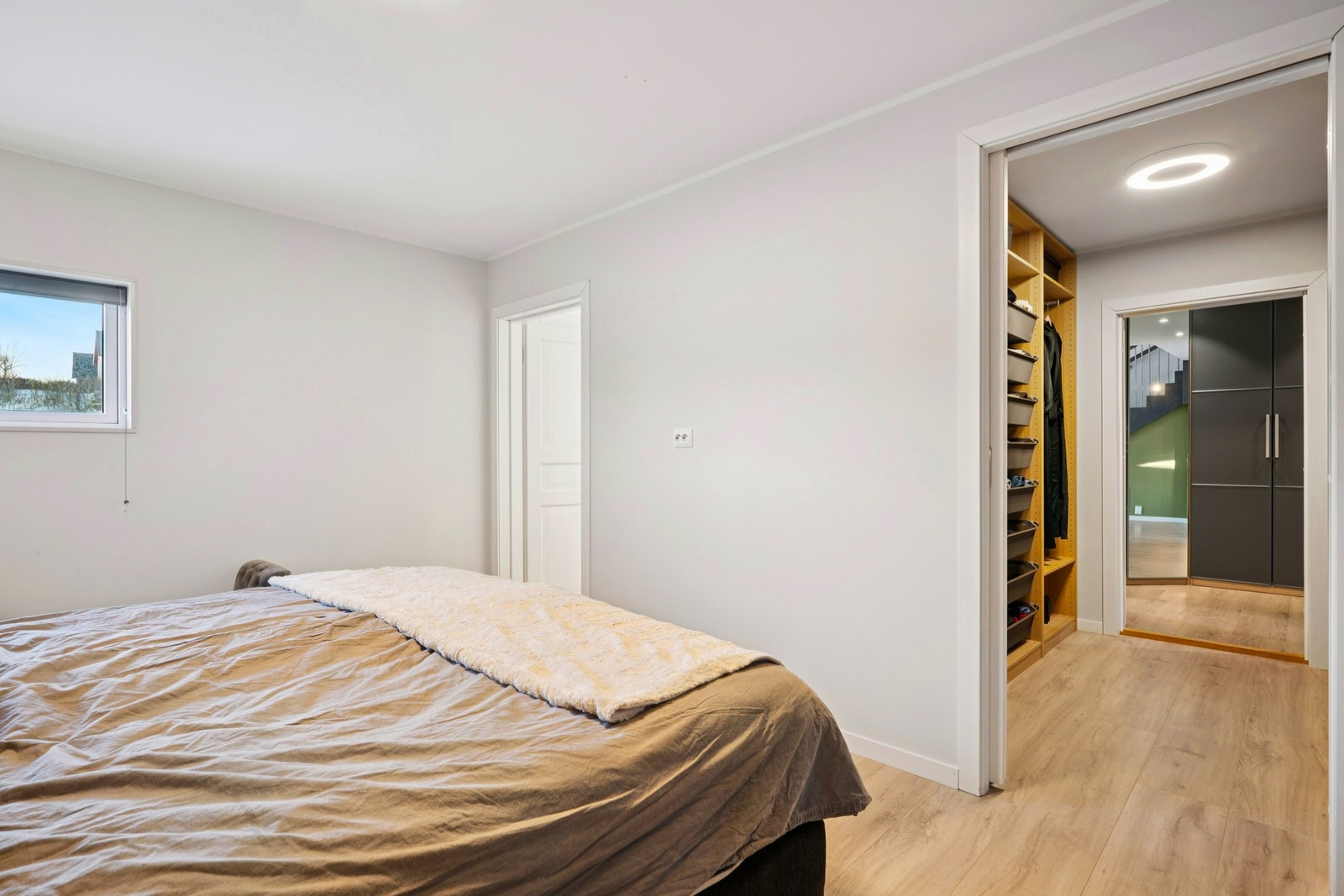 Hovedsoverom med walk-in closet og en-suite, for alle gode grunner. Foto - EFKT Galleribilde