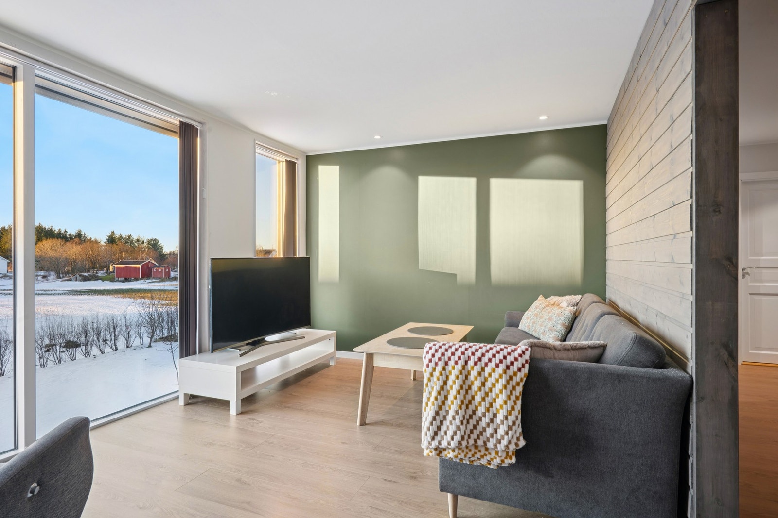 Stue i 2. etasje med godt lysinslipp, her er det montert solskjerming på utsiden Galleribilde