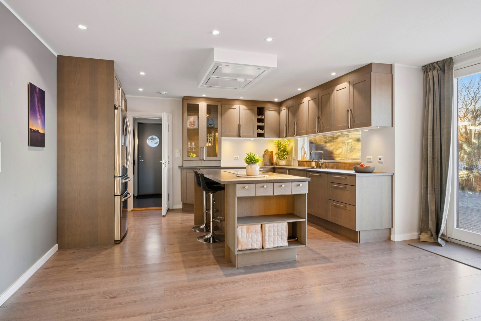 Boligen er i god teknisk forfatning og kan skilte med balansert ventilasjon, vannbåren varme i alle rom og har energiklasse A Galleribilde