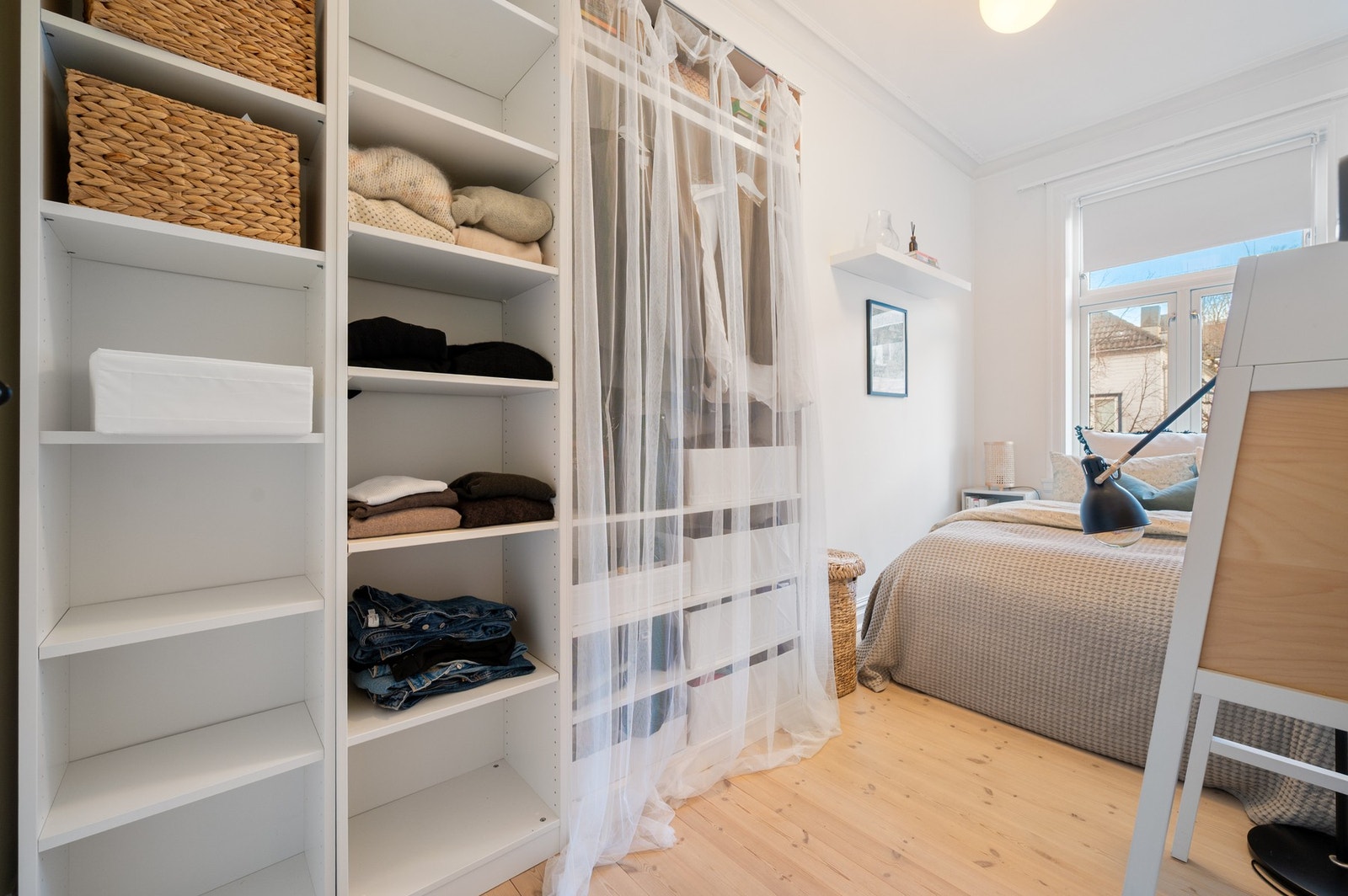 Soverommet har god plass til seng og garderobeskap. Galleribilde