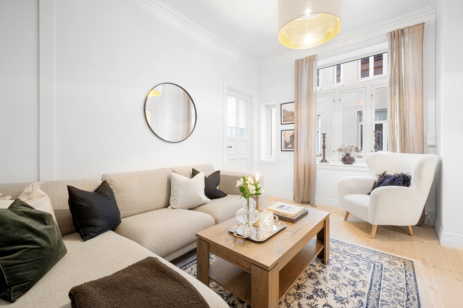 Flott stue med god plass til stor sofagruppe og TV-krok. Galleribilde