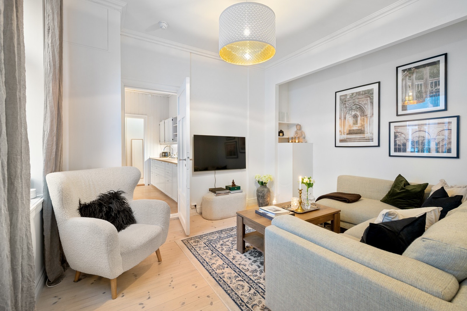 Naturlig skille mellom stue og kjøkken noe som gir flere soner i leiligheten. Galleribilde