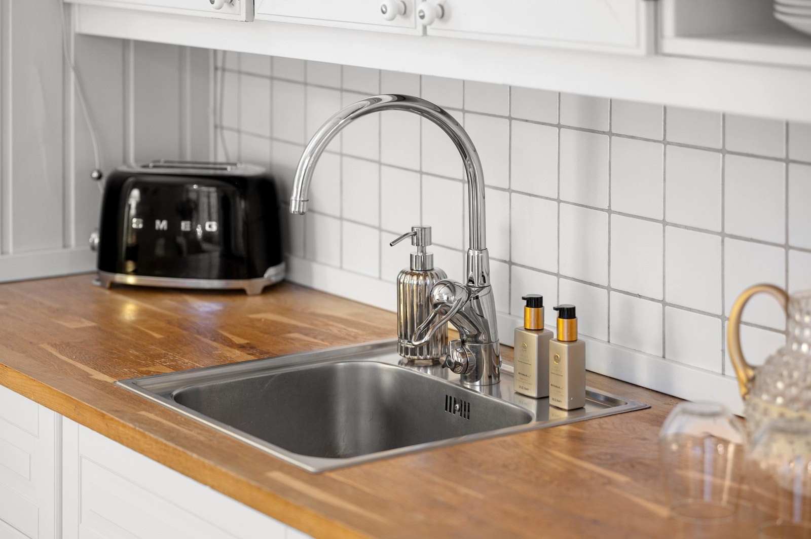 Kjøkkeninnredning med profilerte fronter og heltre benkeplater. Galleribilde