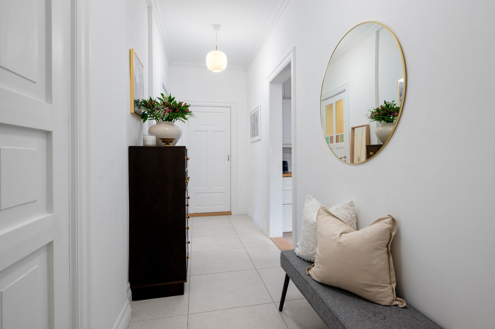 Flott entre med oppbevaringsmuligheter for klær og sko. Galleribilde