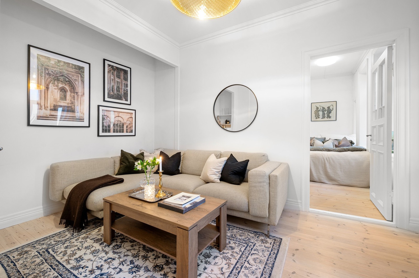 Stuen er på 13,3 kvadratmeter og er lett å innrede. Galleribilde