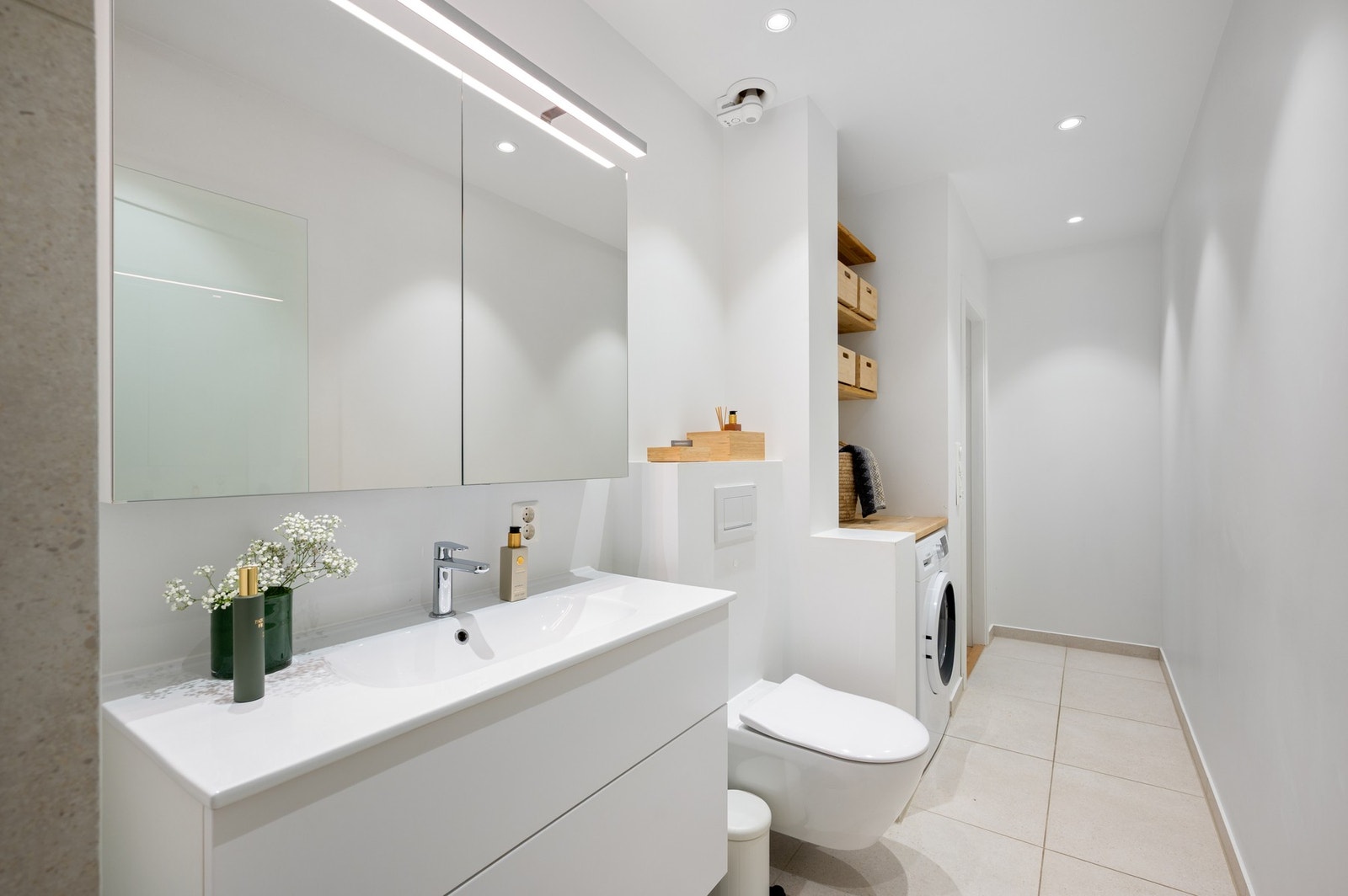 Lekkert baderom med elektriske varmekabler og opplegg for vaskemaskin. Galleribilde