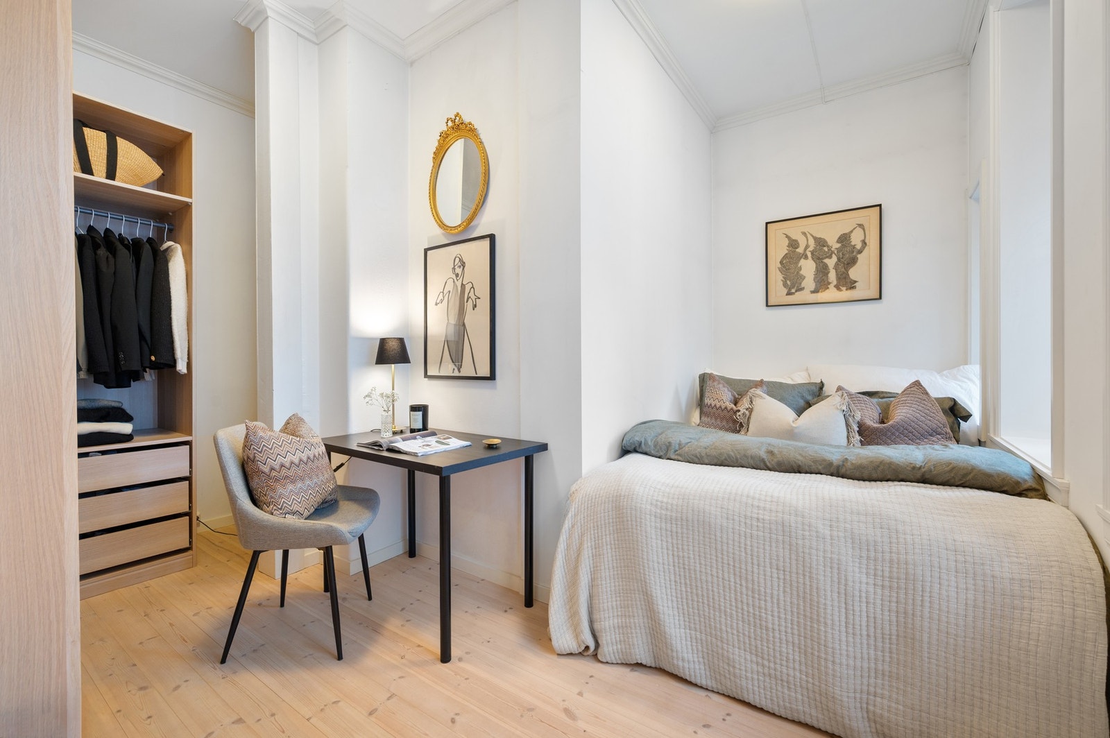 Soverom 4 på 10 kvm med store vinduer som slipper inn rikelig med dagslys. Galleribilde