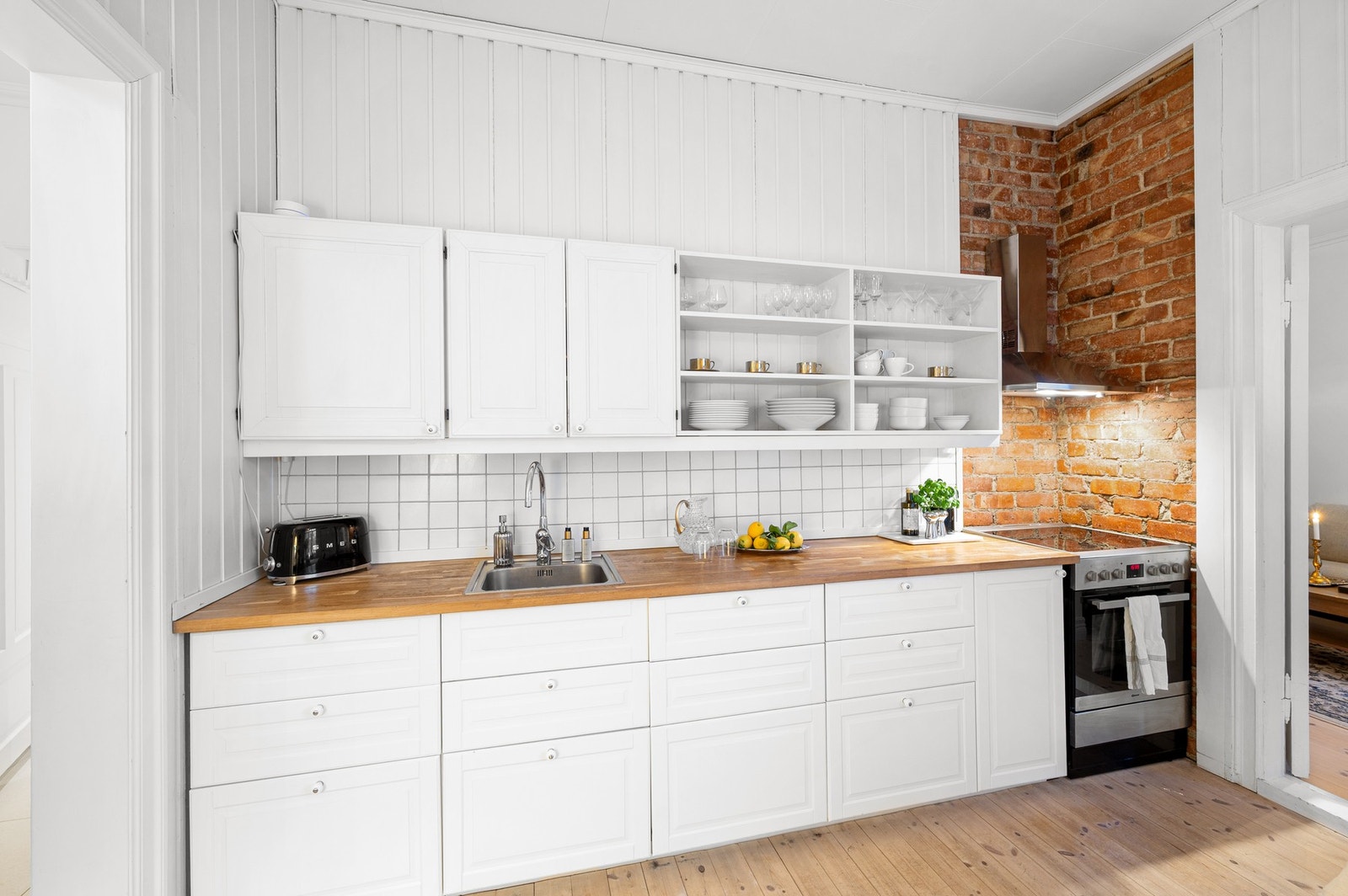 Pent og lyst kjøkken som fikk nye kjøkkenfronter og benkeplate i 2021. Galleribilde