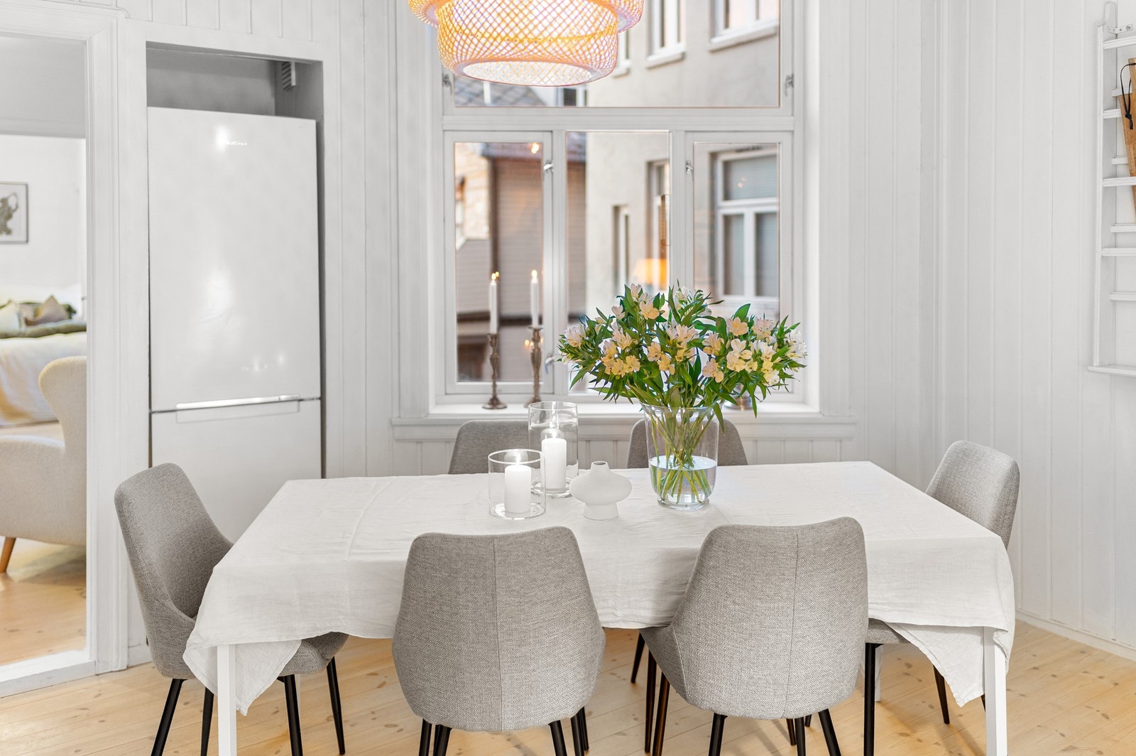 God plass til stort spisebord på kjøkkenet. Galleribilde