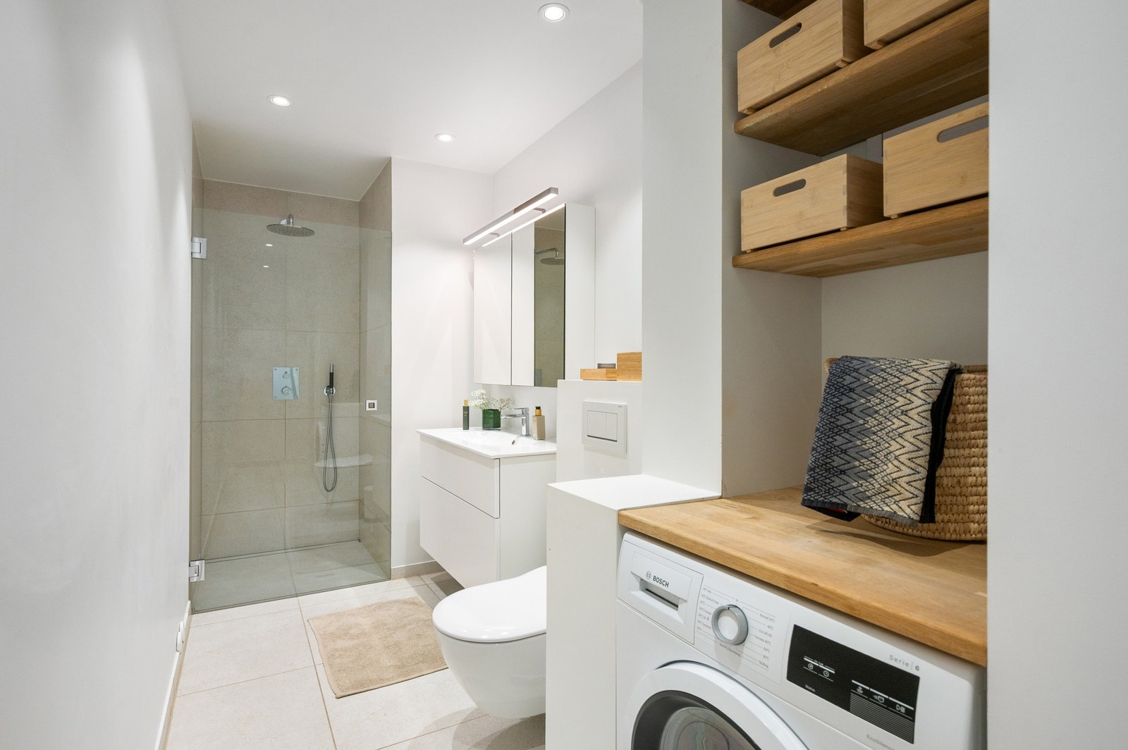 Baderom ble oppgradert i 2019, og består av tidsriktige og fine materialvalg. Galleribilde