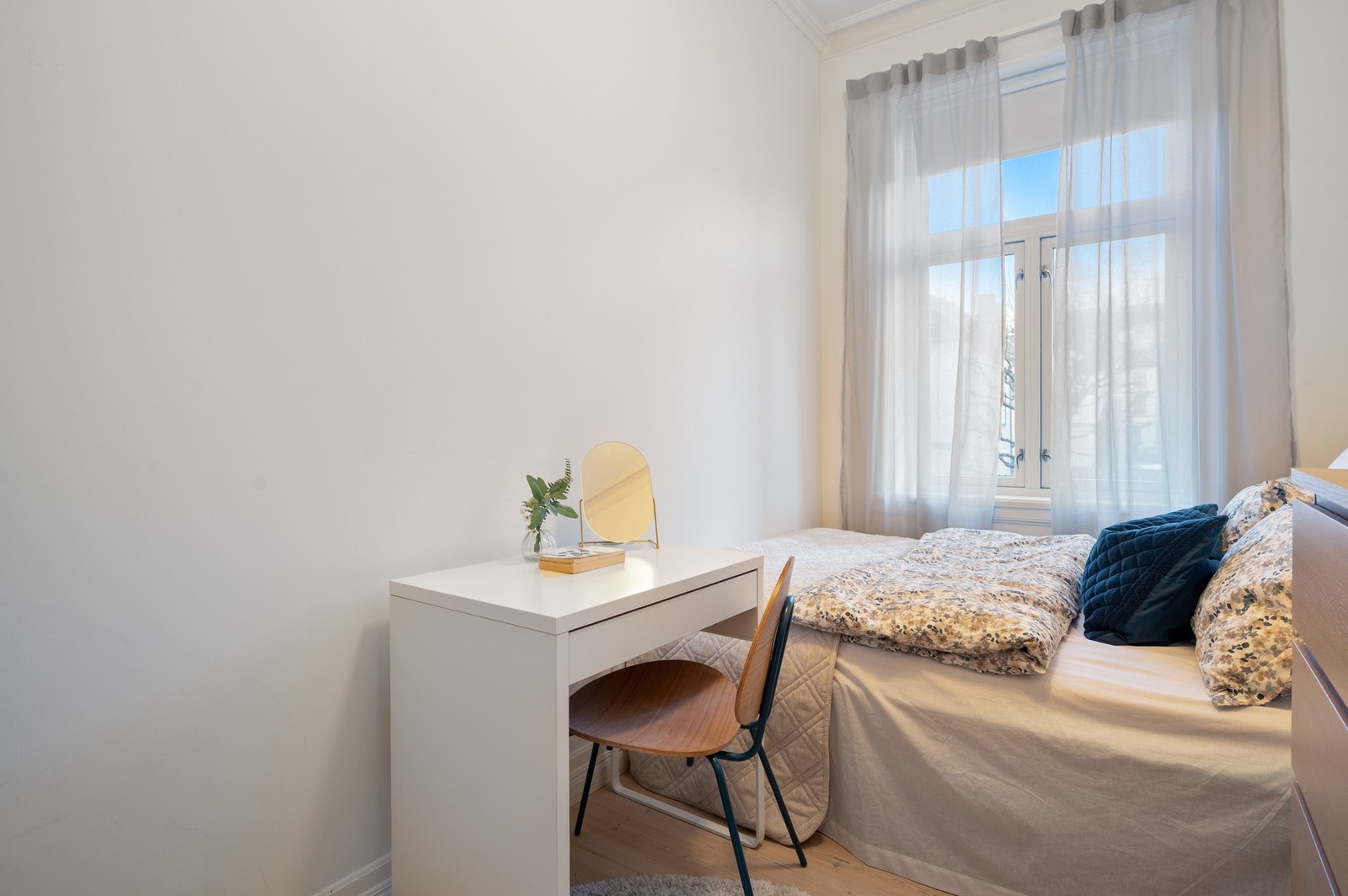 Her får du god plass til stor seng og øvrig møblement. Galleribilde