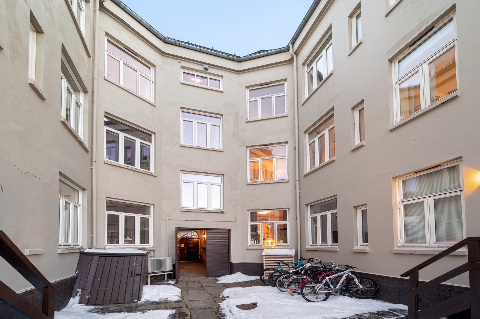 Skjermet bakgård med felles sykkelparkering for beboerne. Galleribilde