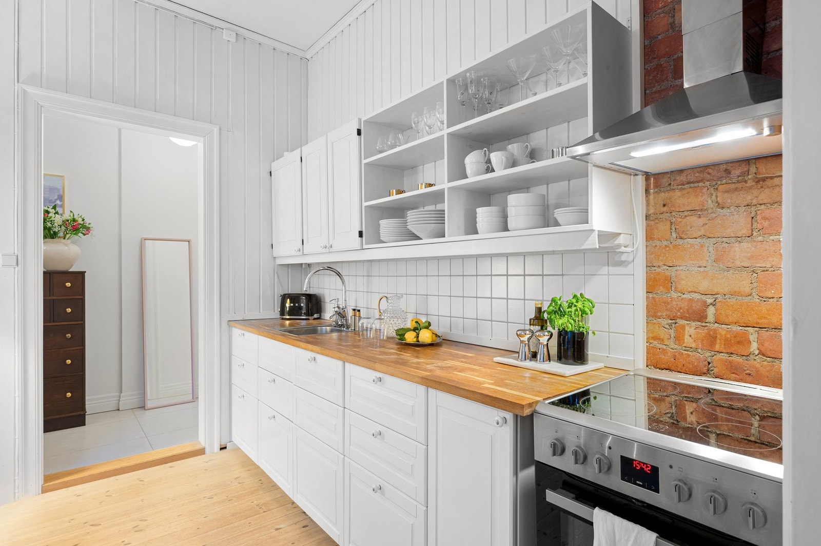 Kjøkkenet har god skap- og benkeplass som passer ypperlig ved matlaging og oppbevaring. Galleribilde