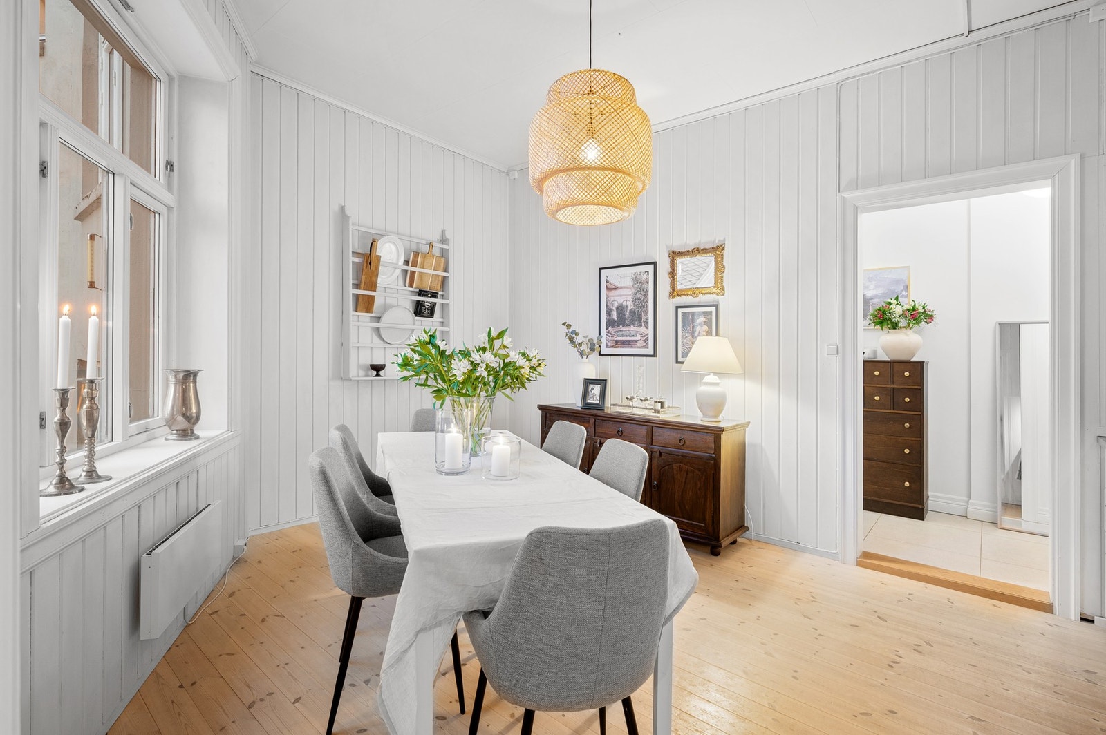 Leiligheten har praktisk planløsning som gir flere naturlig soner. Galleribilde