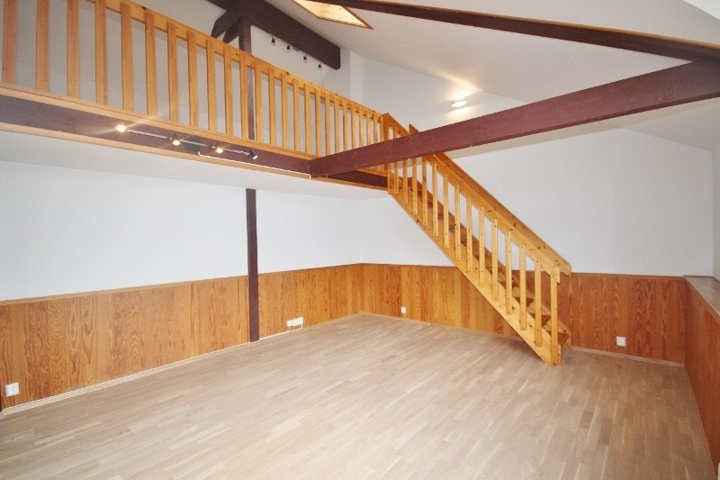 Romslig og lys loftsleilighet med hems Galleribilde