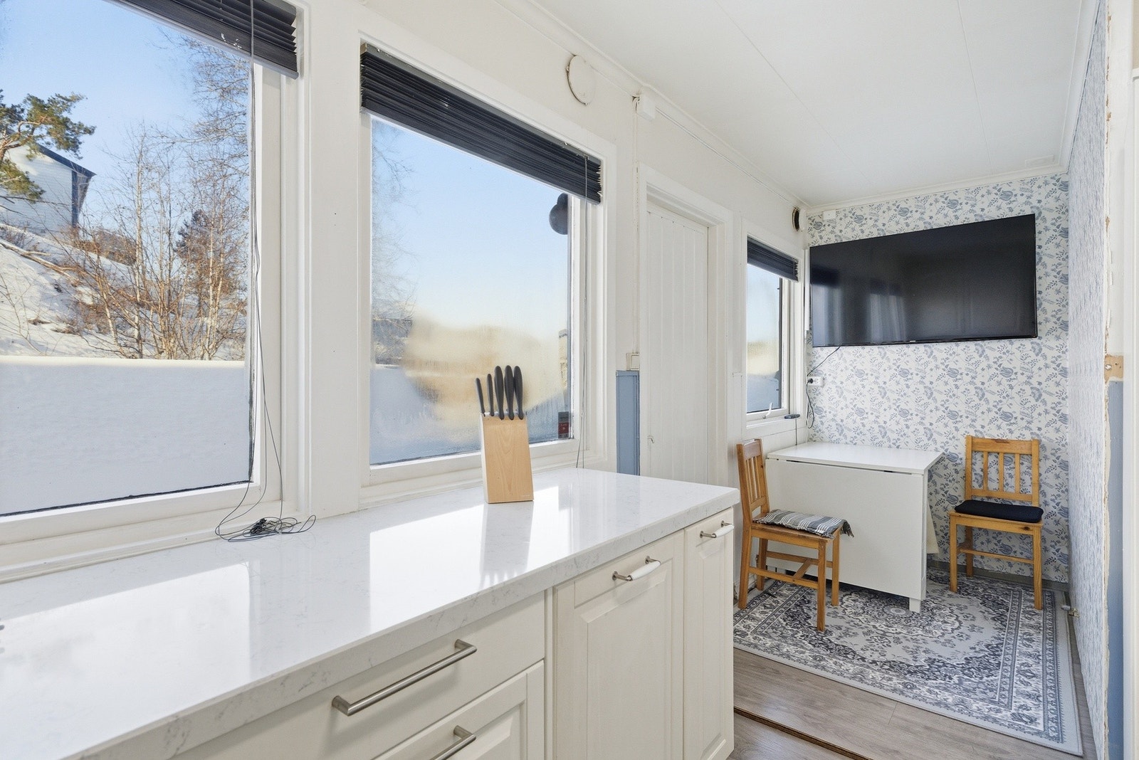 Fra kjøkken er det utgang til en terrasse på baksiden av huset. Galleribilde