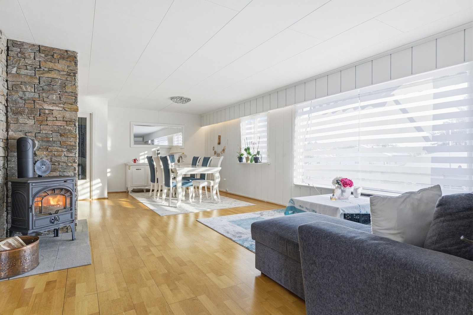 Stor stue med gode vindusflater. Galleribilde