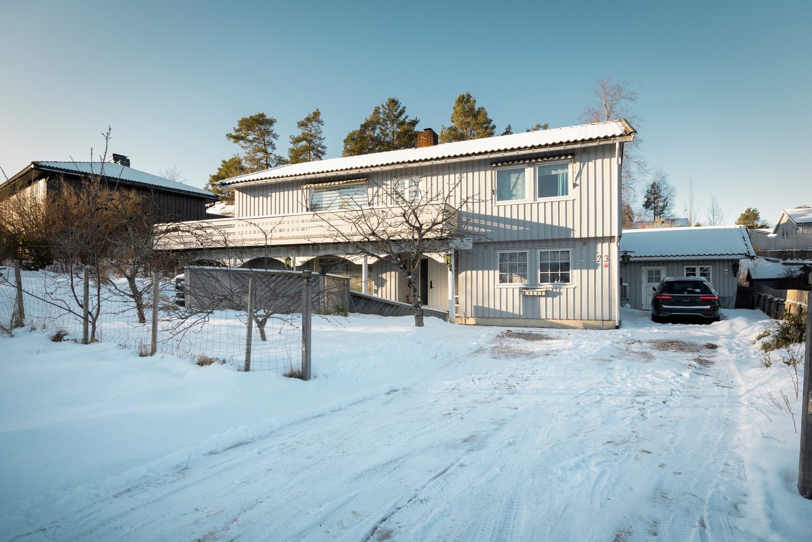 Eneboligen har et "uthus" som tidligere har vært carport. Bygget er fortsatt registrert som carport. I tillegg er det parkering i gårdsplassen på tomten. Galleribilde