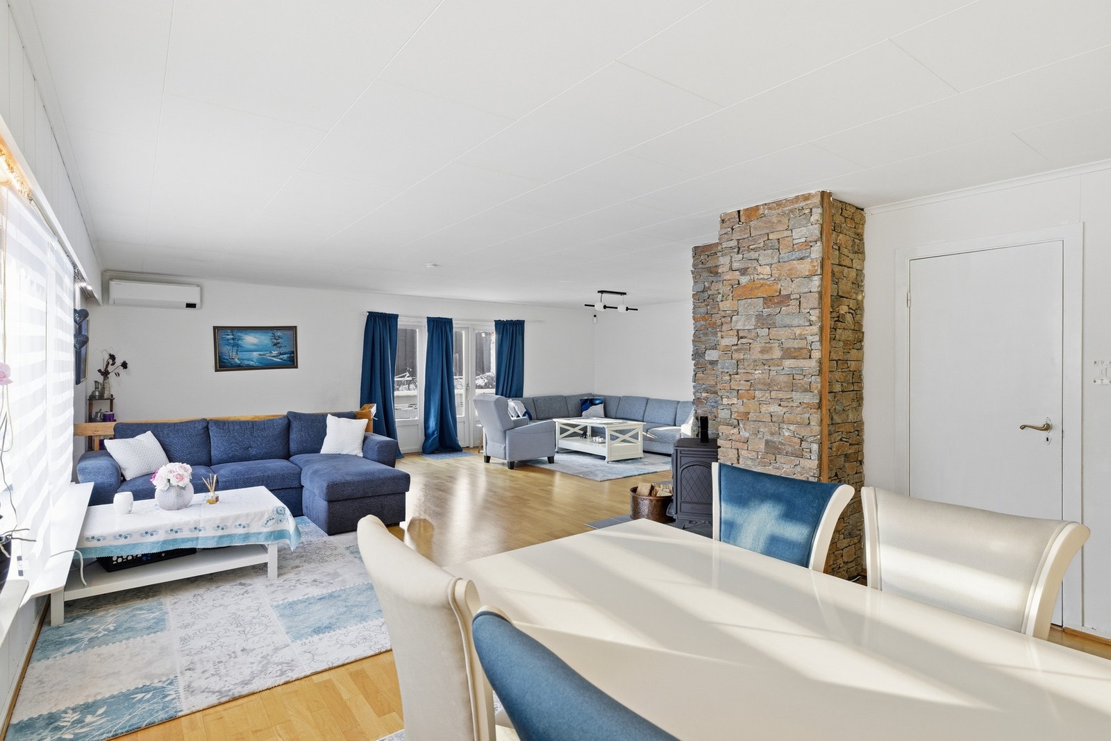 Stuen har god plass til spisebord i tilknytning til kjøkken Galleribilde