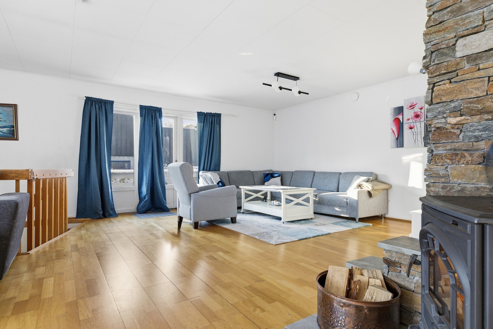 Stue med deilig ildsted. Det er også varmepumpe i rommet. Galleribilde