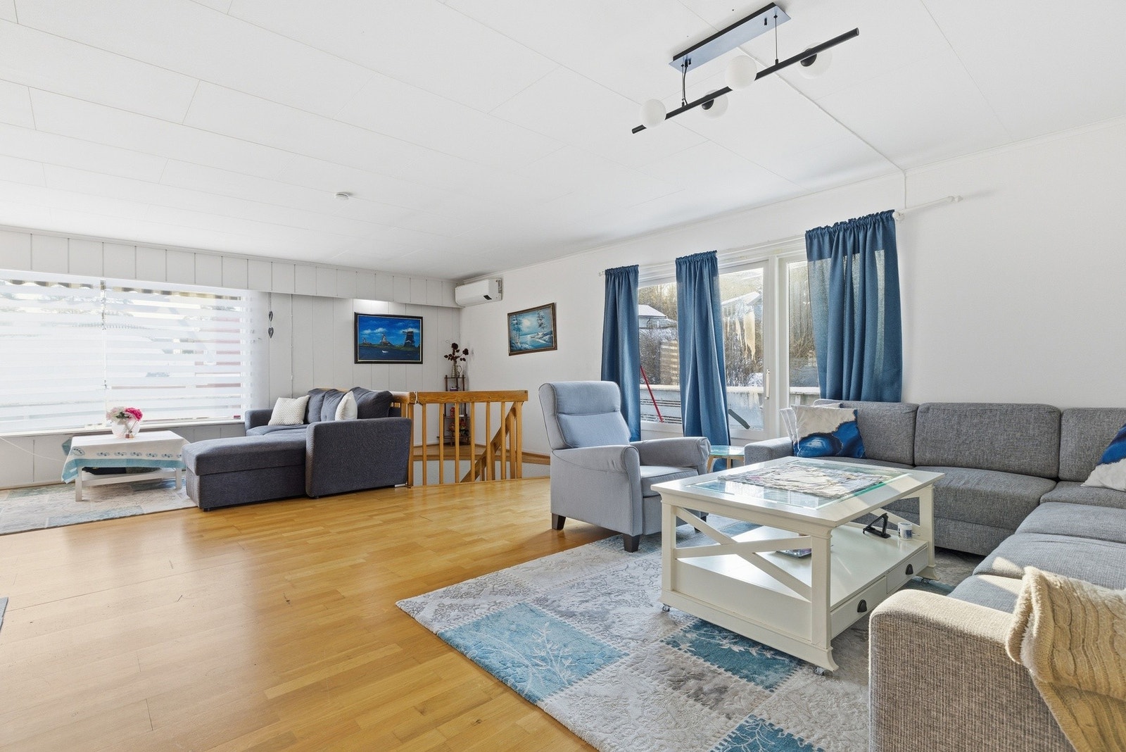 Fra stuen er det utgang til stor terrasse. Galleribilde