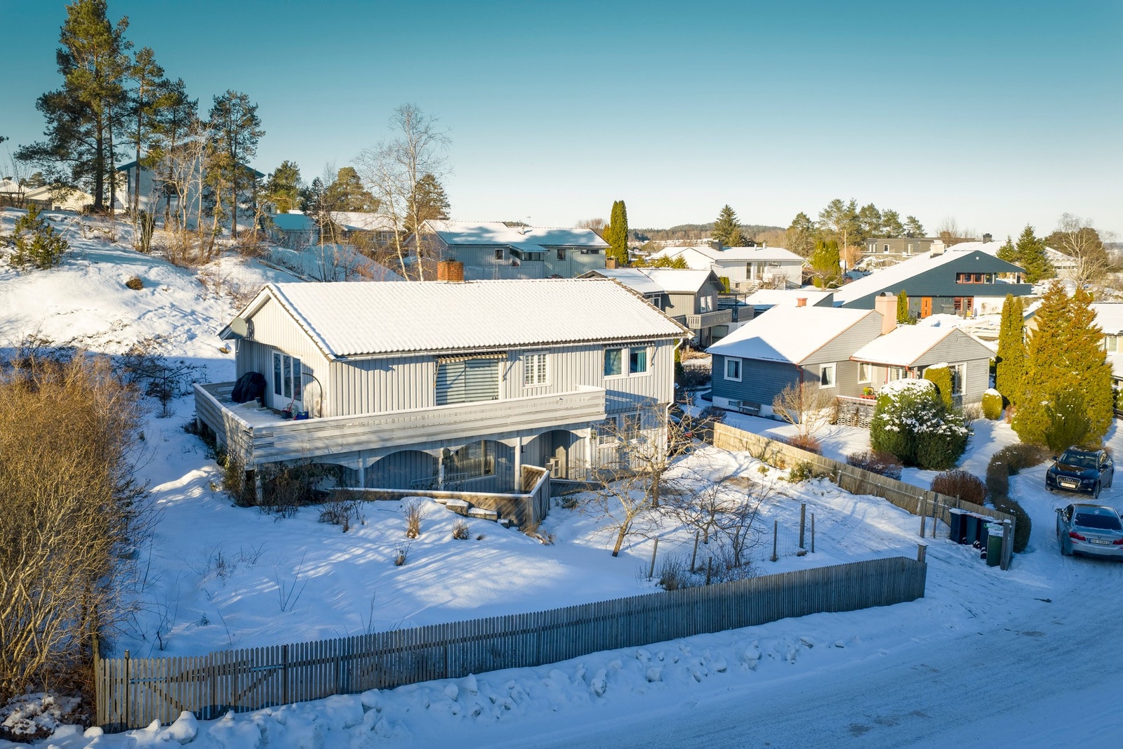 Eneboligen ligger fint til på Hovland. Her er det stille og rolig. Galleribilde
