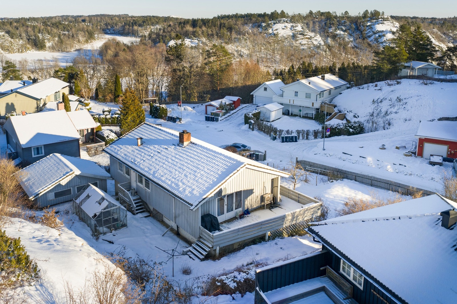 Eiendommen ligger innerst i blindvei. Stille og rolig område. Gode solforhold. Eiendommen har flere fine uteplasser, gårdsplass og hage. Galleribilde