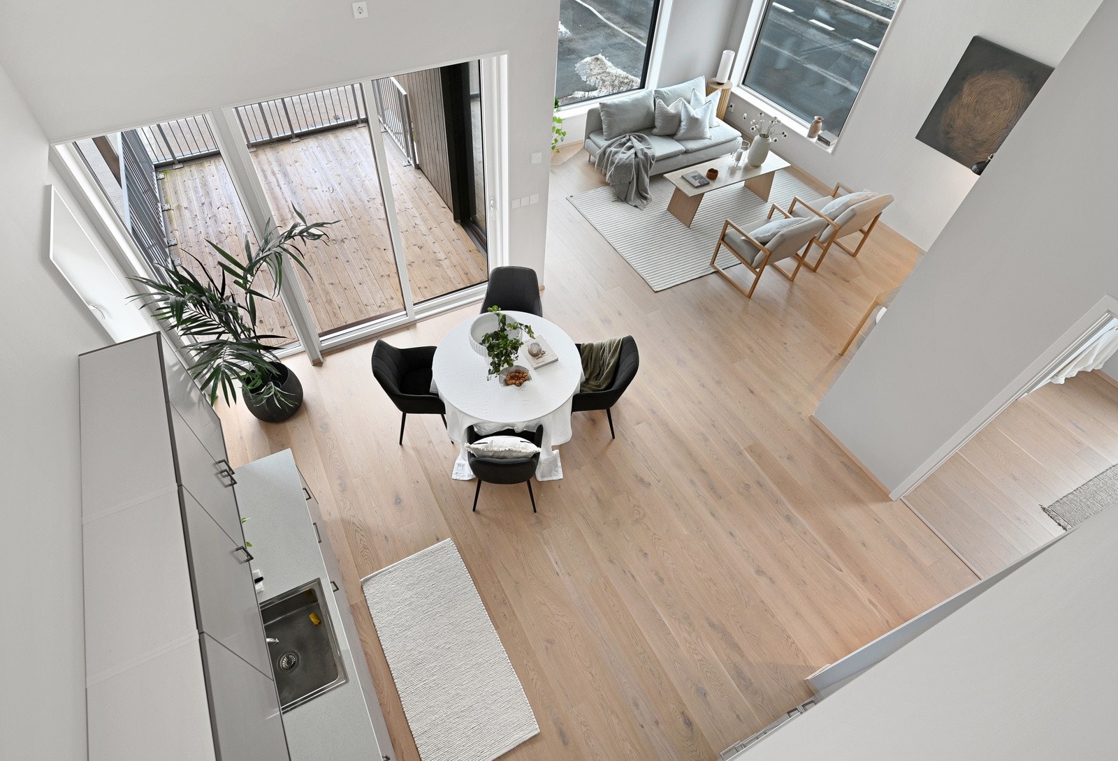 Spiseplassen sett ovenfra, viser hvordan den er integrert i hjemmets hjerte. Et sosialt knutepunkt med nærhet til kjøkken og stue. Galleribilde