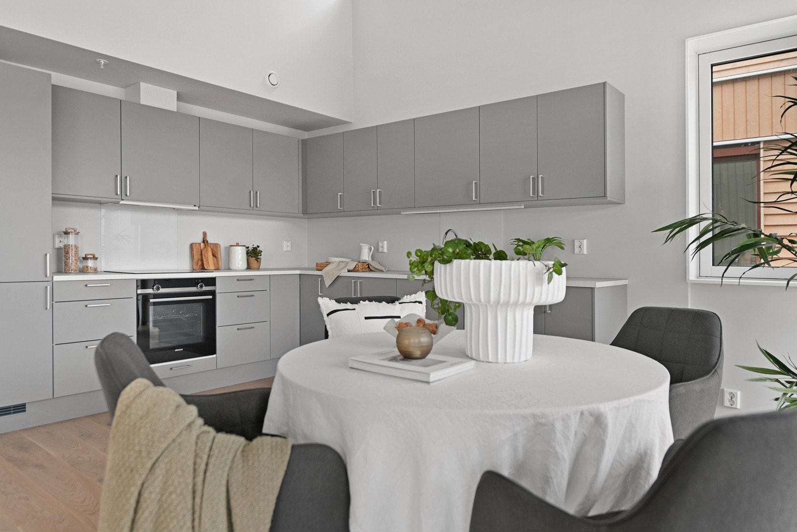 Kjøkkenet er moderne og funksjonelt med integrerte hvitevarer og rene linjer. De grå skapene gir et sofistikert uttrykk og god lagringsplass. Galleribilde