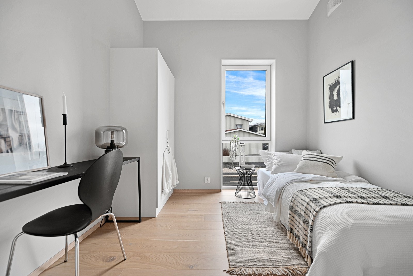 Det ekstra soverommet er lyst og innbydende med rikelig dagslys. Perfekt kombinasjon med hjemmekontor eller hobbyrom. Galleribilde
