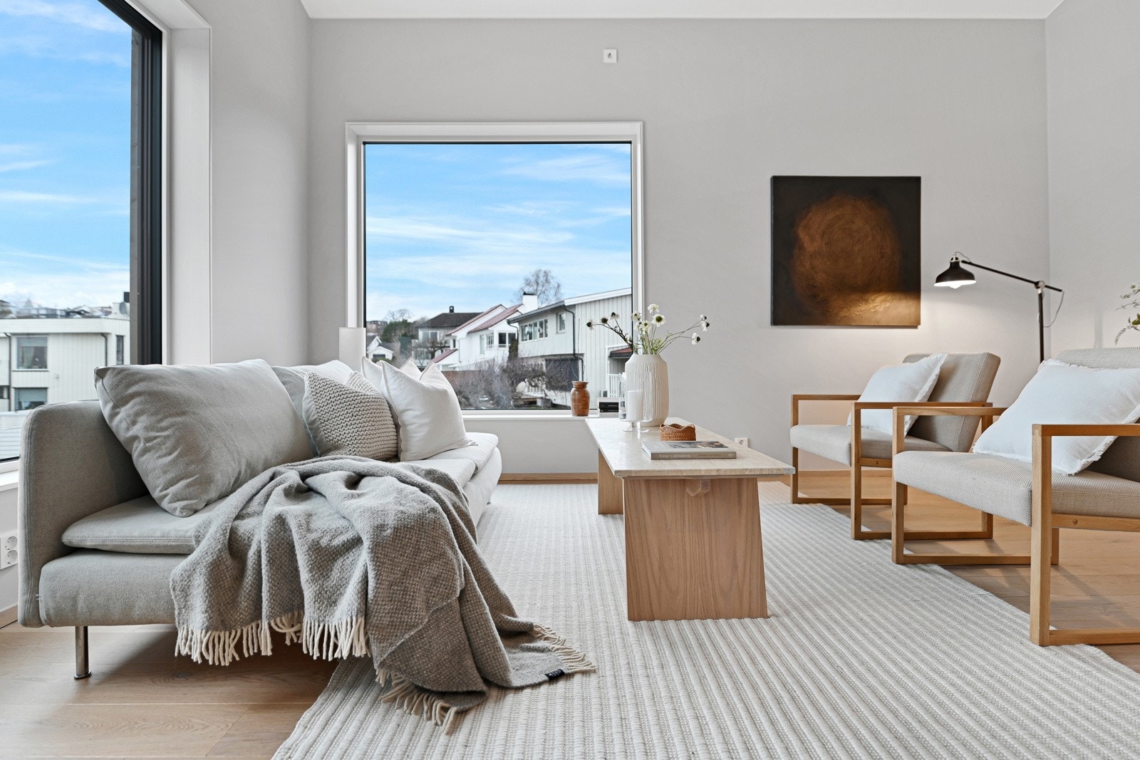 Plasseringen i 2. etasje gir god utsikt uten spesielt generende innsyn. Galleribilde