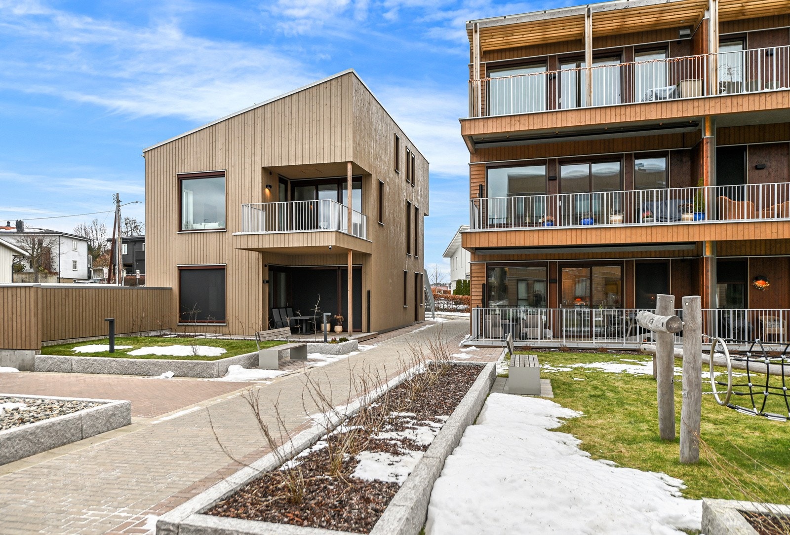 Oversiktsbildet viser bygget i kontekst med nærområdet. Felles uteområder inviterer til lek, samvær og rekreasjon. Galleribilde