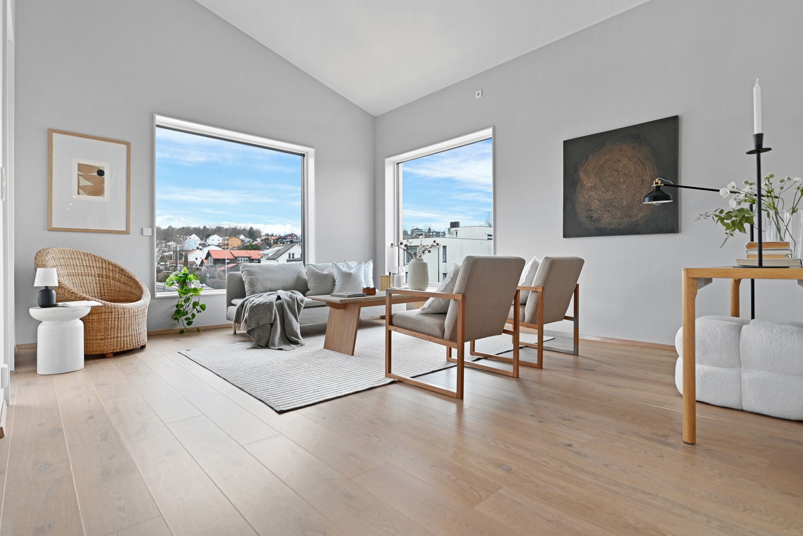 Stuen åpner seg med store vindusflater som slipper inn rikelig med dagslys. Den åpne planløsningen gir rommet en luftig og rolig atmosfære - perfekt for avslapning eller sosialt samvær. Galleribilde