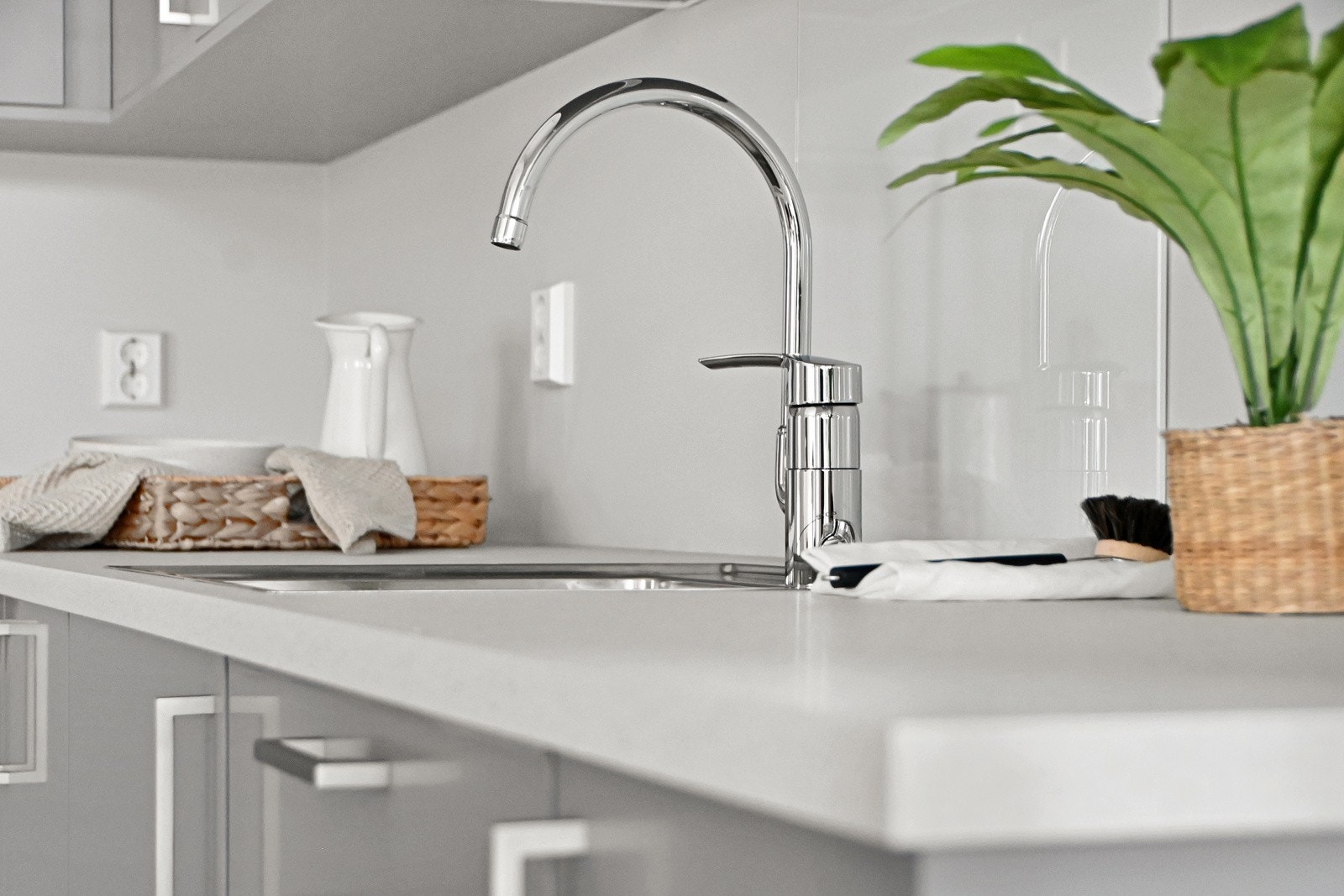 Kjøkkenet er både stilrent og funksjonelt. De tidløse fargene gjør det enkelt å style til sin egen, personlige stil. Galleribilde