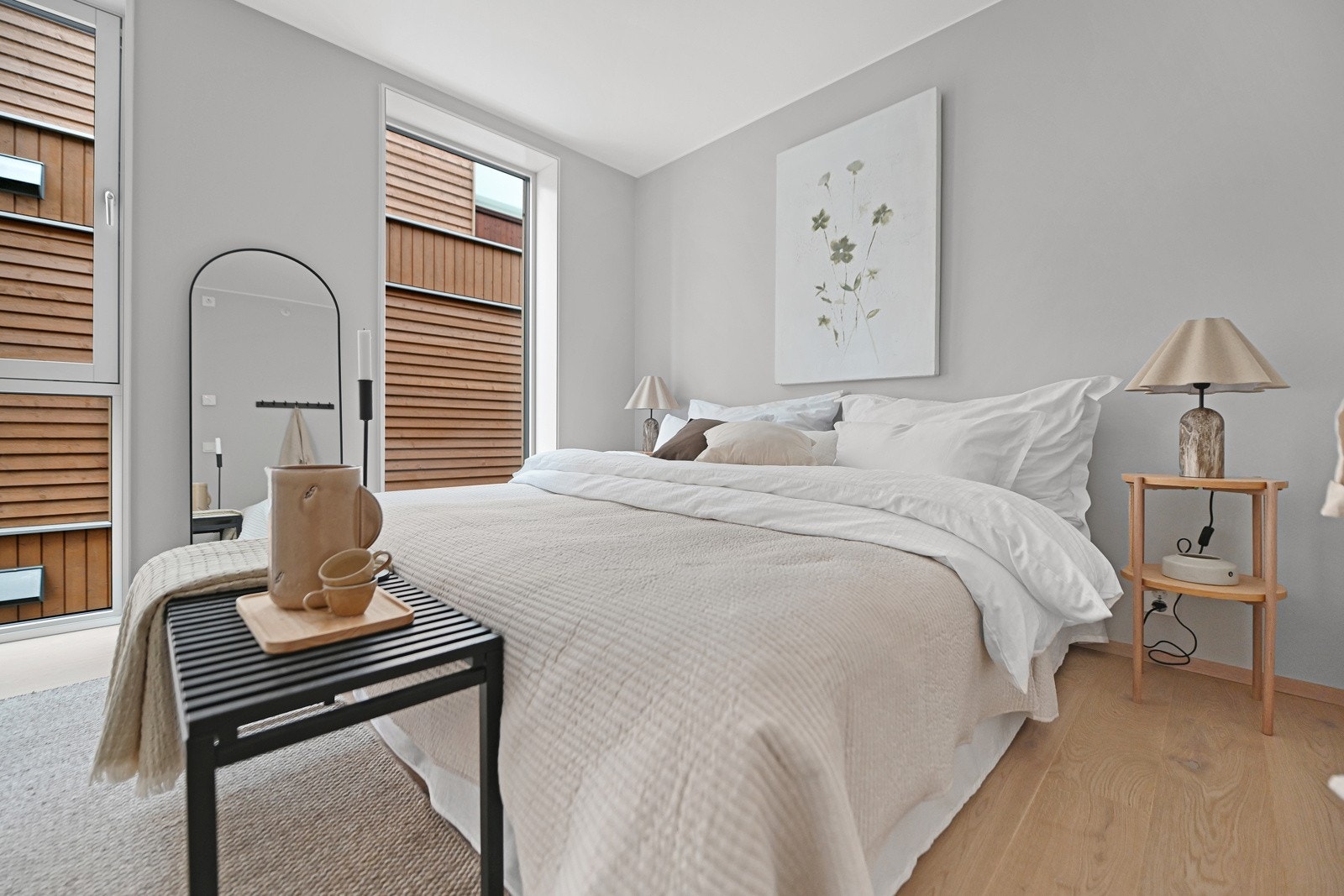 Store vinduer slipper dagslys inn på soverommet. Plisségardiner eller gardiner demper enkelt innsyn. Galleribilde