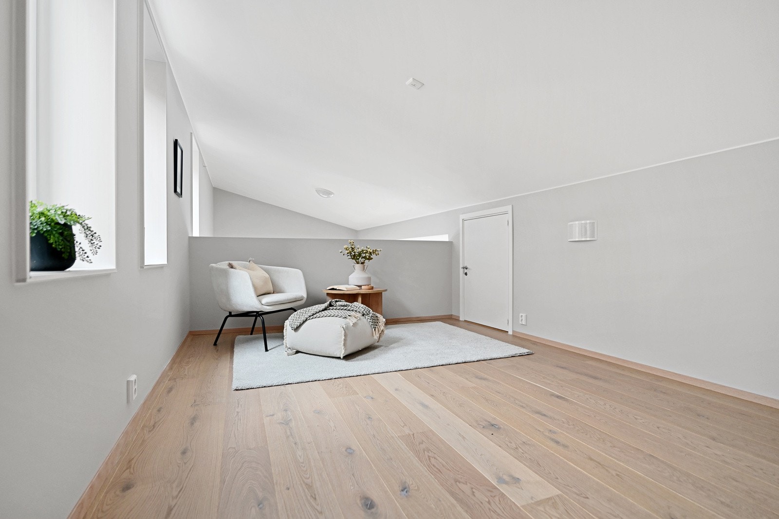 Loftstuen kan fungere som lounge, TV-stue, kontor eller gjesterom. Perfekt for lesing, brettspill eller en stille stund. Døren til høyre skjuler en romslig bod. Nå trenger du aldri mer lete etter julepynten! Galleribilde