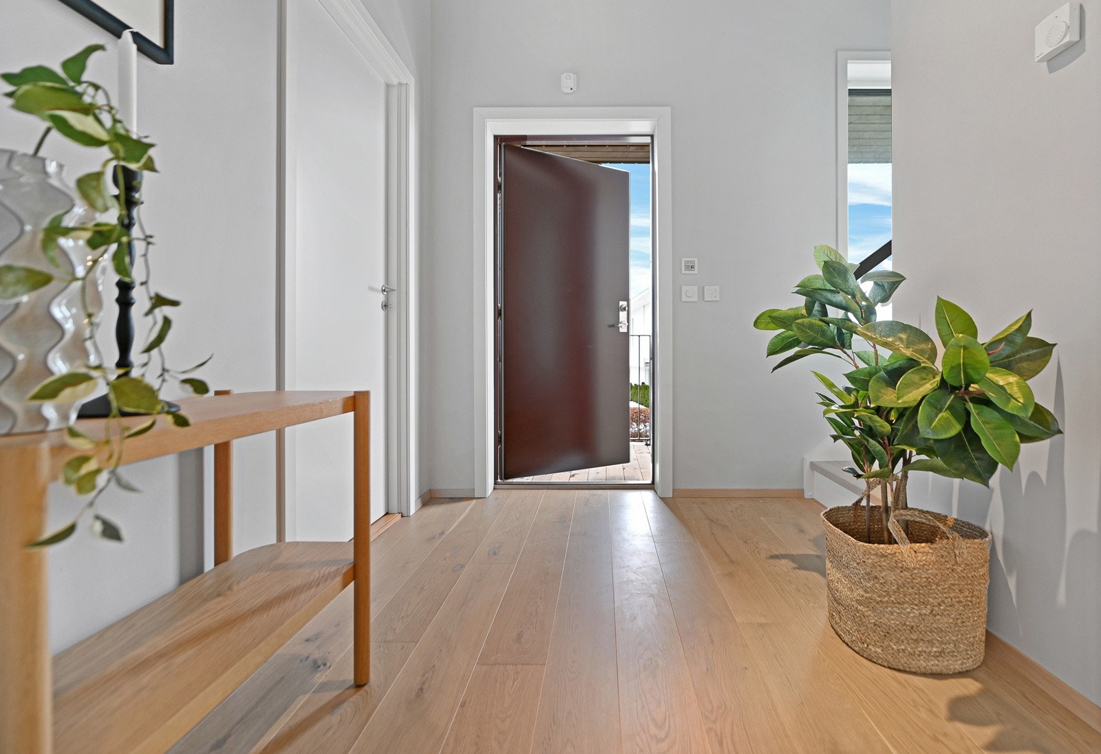 Entréen har varme toner og åpen løsning. Et hyggelig sted å komme hjem eller motta gjester. Galleribilde